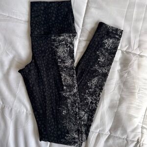 Lululemon Black, White and Gray Patterned Leggings size 4 in great condition